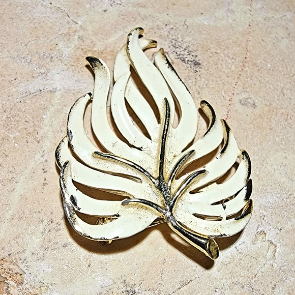 Vintage 1960 cream enamel gold fern brooch - Picture 4 of 10